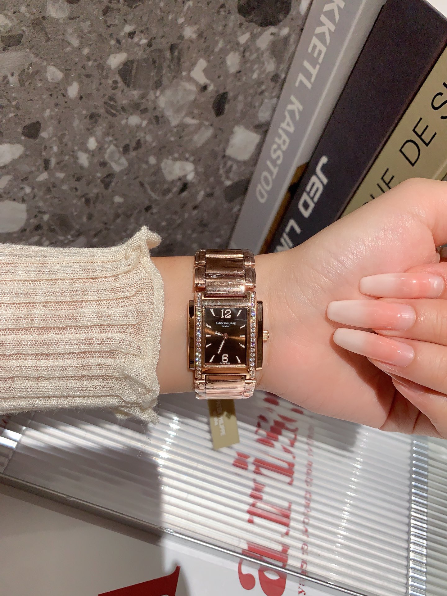 Luxurious Prada Emerald Twenty-4 Watch with Diamond Detailing and Night-Light Compass. - 图片 3