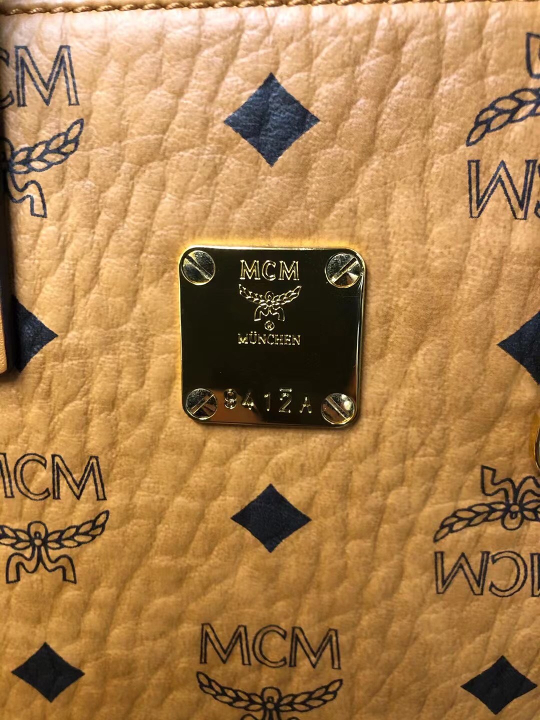 MCM 这款精美的琴谱包造型
