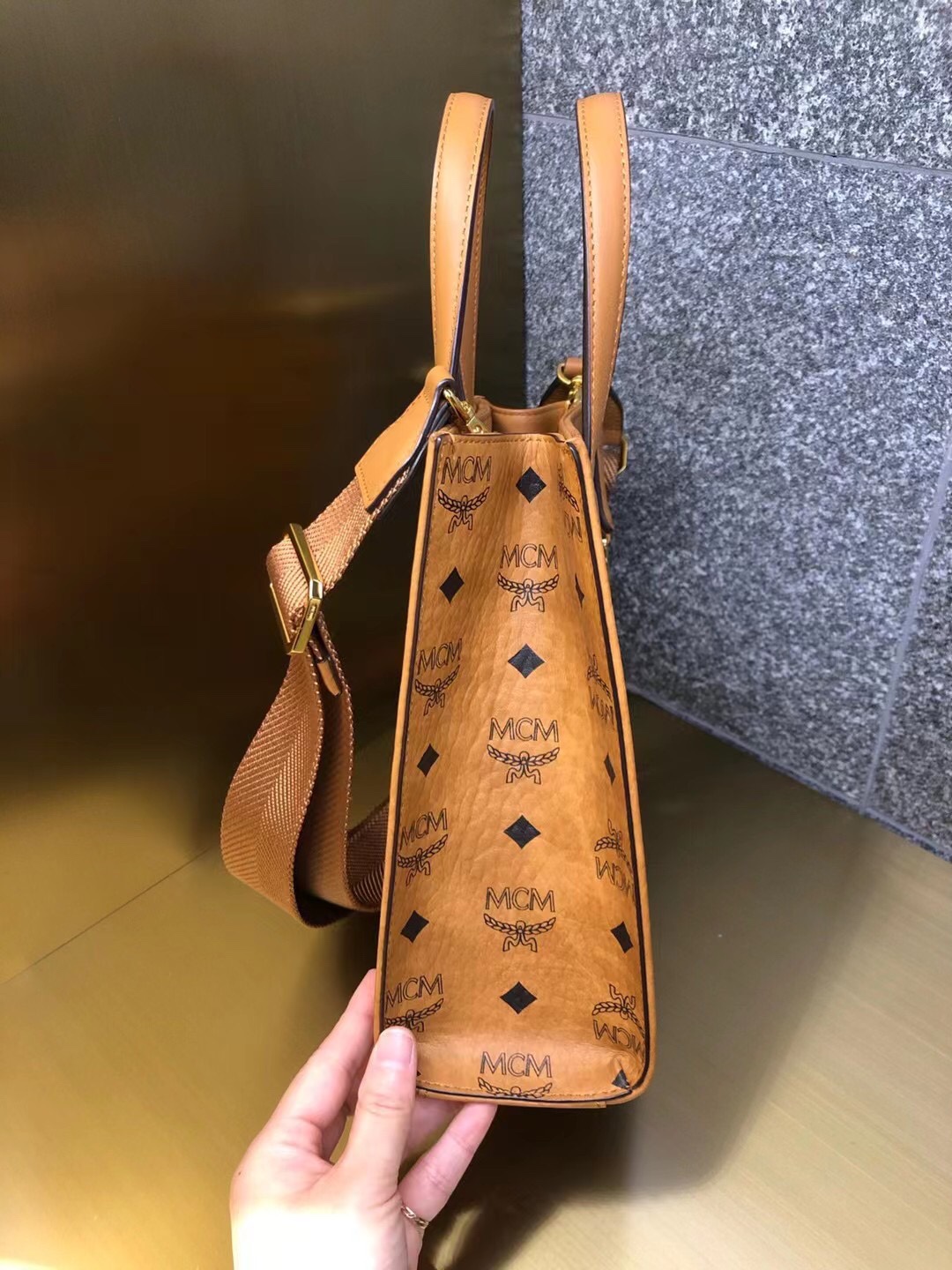 MCM 这款精美的琴谱包造型