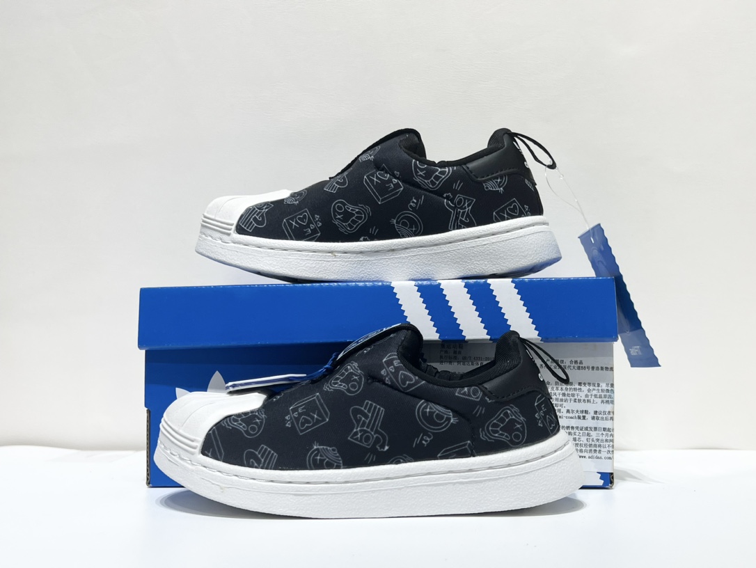 图片[2]-AD 专G版贝壳头经典一脚蹬儿童鞋22-35码 经典款一脚蹬是阿迪童鞋的鼻祖，空气棉鞋面材质，一体式软贝壳头鞋底很好的保护了容易磕碰的小脚丫，推荐自留❤️-选品中心