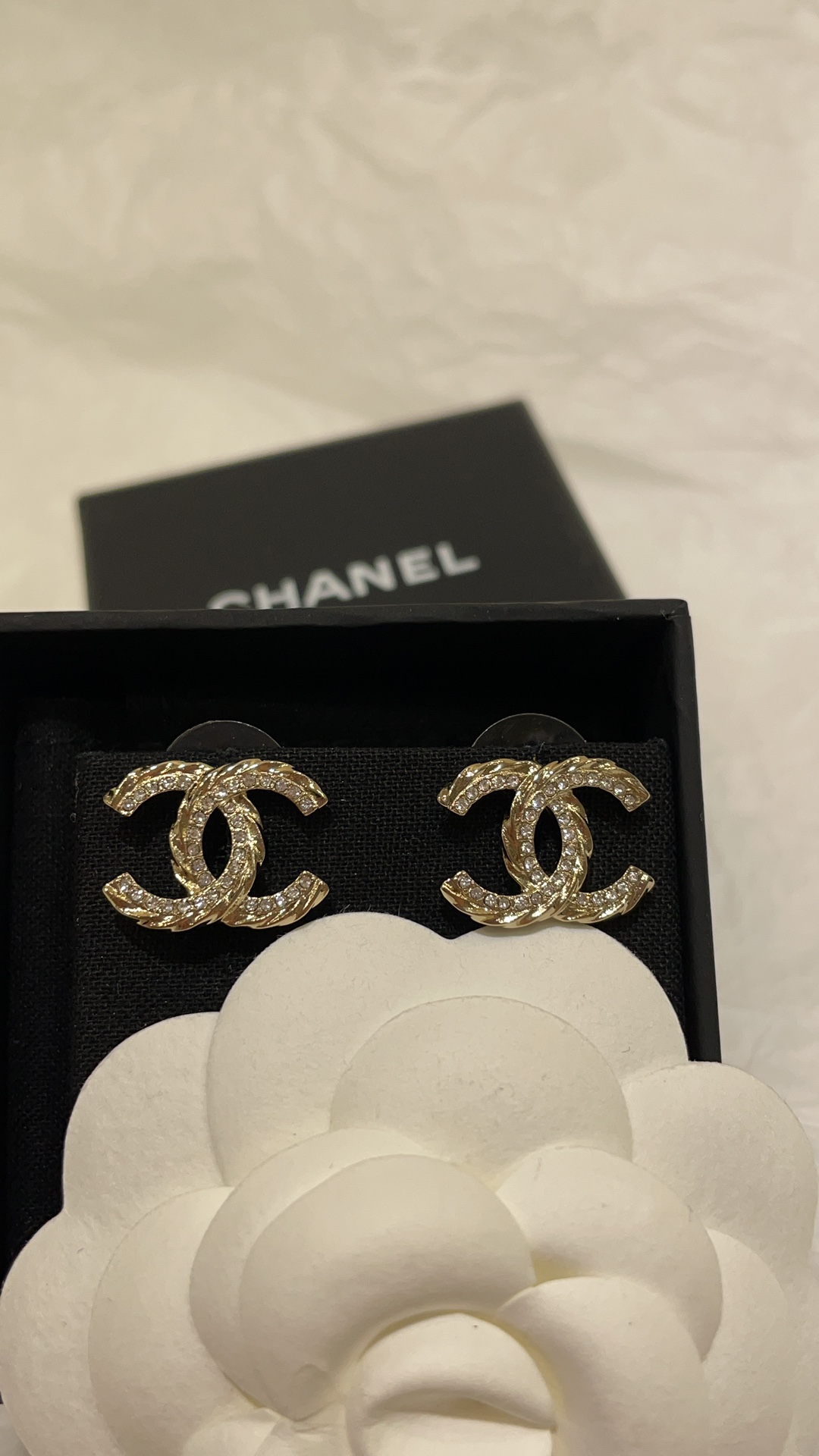 NO:634673,88160, arrived today to buy yb Chanel 23B new golden twisted rhinestone spliced ​​double C stud earrings. Twisted twist and rhinestone design. It is so classic and versatile. Buy yb!  Swarovski diamond super flash, a must-have for fairies, buy it at a premium and earn money, chanel, Cadia high-end jewelry1986090988160,今日到货购入yb Chanel 23B新款金色扭纹水钻拼接双C耳钉 扭纹麻花拼水钻设计 太经典百搭了 购入yb！ 施华洛钻超闪 仙女必备 溢价买到赚到,,chanel,卡迪亚高端饰品,Jewelry