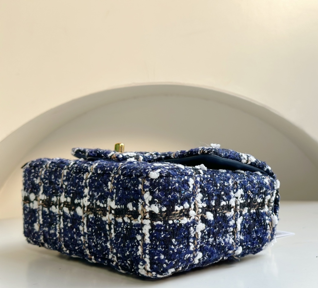 CHANEL 23P Handmade woolen CF lambskin lining. Limited edition. Very popular with celebrities and bloggers. Can be worn as a crossbody. Practical