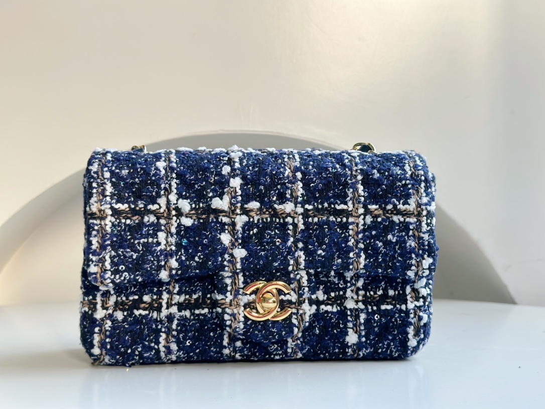 CHANEL 23P Handmade woolen CF lambskin lining. Limited edition. Very popular with celebrities and bloggers. Can be worn as a crossbody. Practical