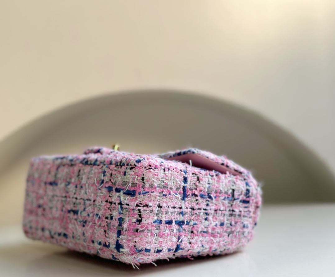 CHANEL 23P handmade pink shag woven fabric CF looks so good! No girl can refuse her. My heart beats out of control. I was attracted to her at fir