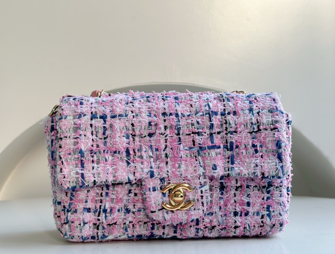 CHANEL 23P handmade pink shag woven fabric CF looks so good! No girl can refuse her. My heart beats out of control. I was attracted to her at fir