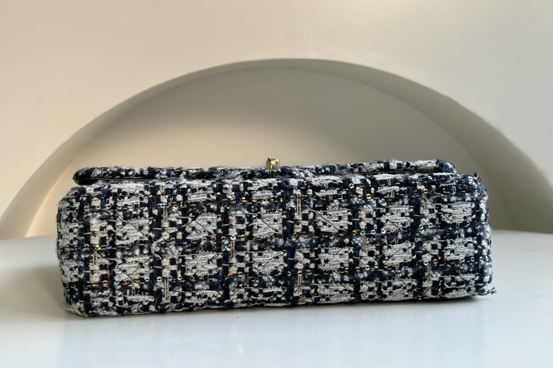 Xiaoxiang CHANEL 23P handmade tweed CF. Limited edition. Very popular with celebrities and bloggers. Can be worn on one shoulder and crossbody. P
