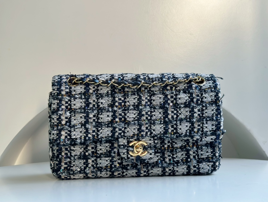 Xiaoxiang CHANEL 23P handmade tweed CF. Limited edition. Very popular with celebrities and bloggers. Can be worn on one shoulder and crossbody. P