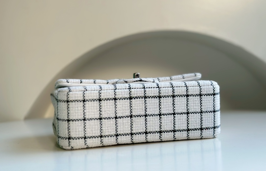 Xiaoxiang CHANEL 23P handmade plaid bag with CF lambskin lining. Limited edition. Very popular with celebrities and bloggers. Can be worn on one
