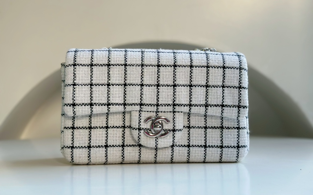 Xiaoxiang CHANEL 23P handmade plaid bag with CF lambskin lining. Limited edition. Very popular with celebrities and bloggers. Can be worn on one