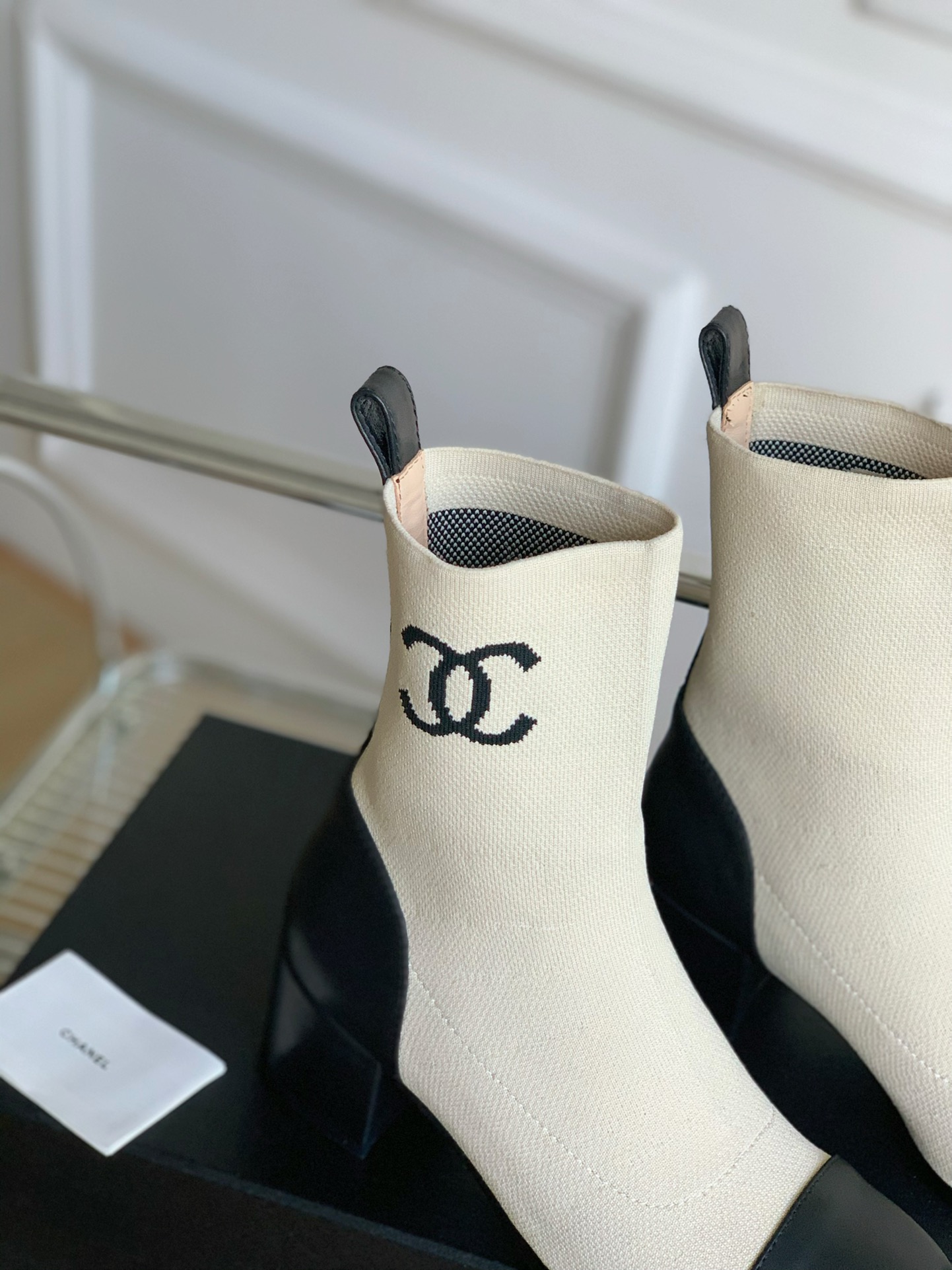 Chanel23S秋冬新品双C粗跟袜