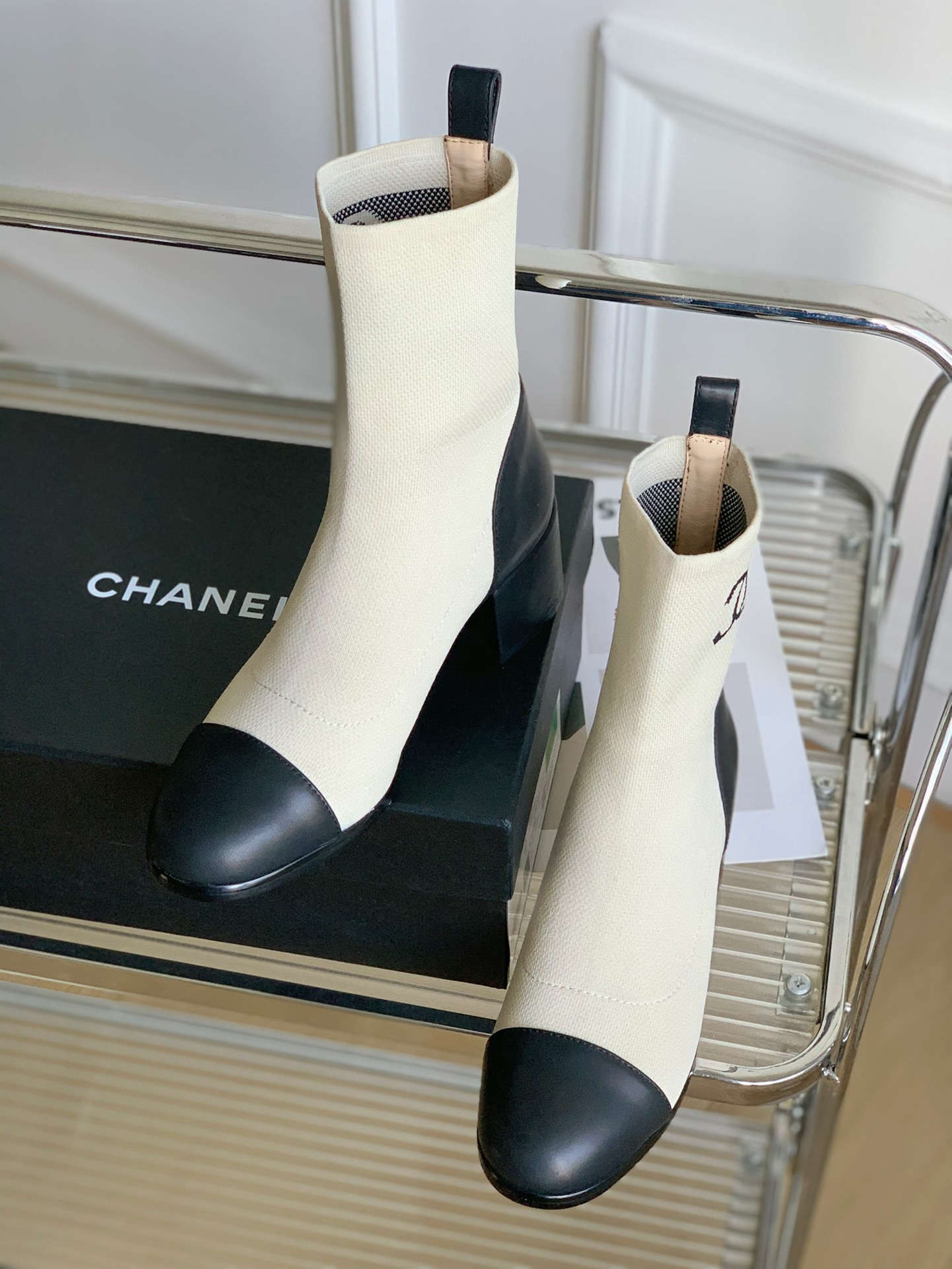 Chanel23S秋冬新品双C粗跟袜