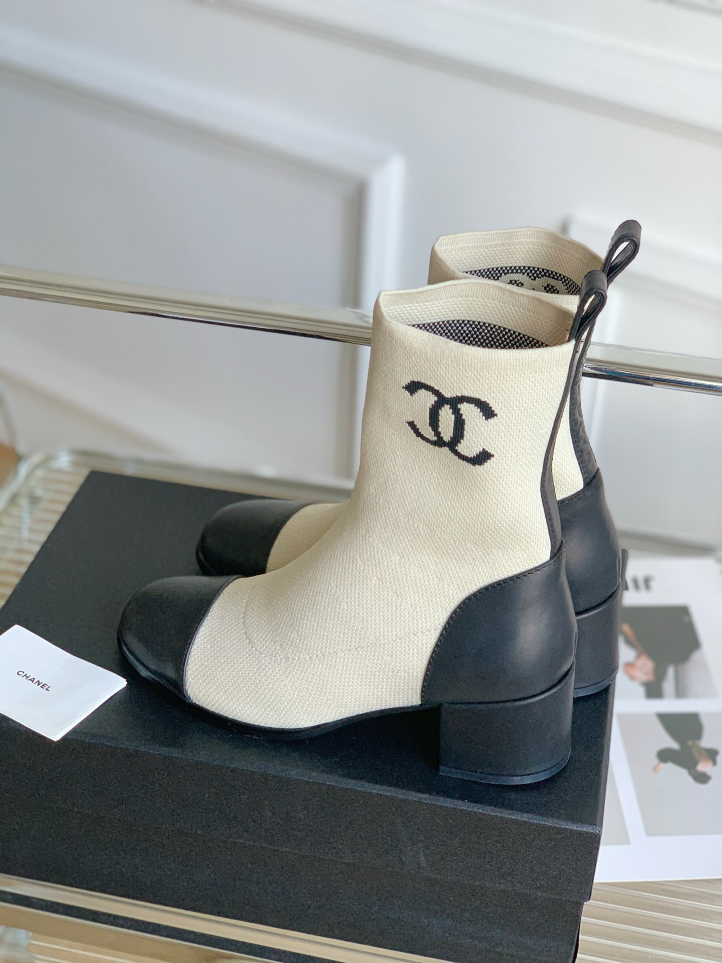 Chanel23S秋冬新品双C粗跟袜