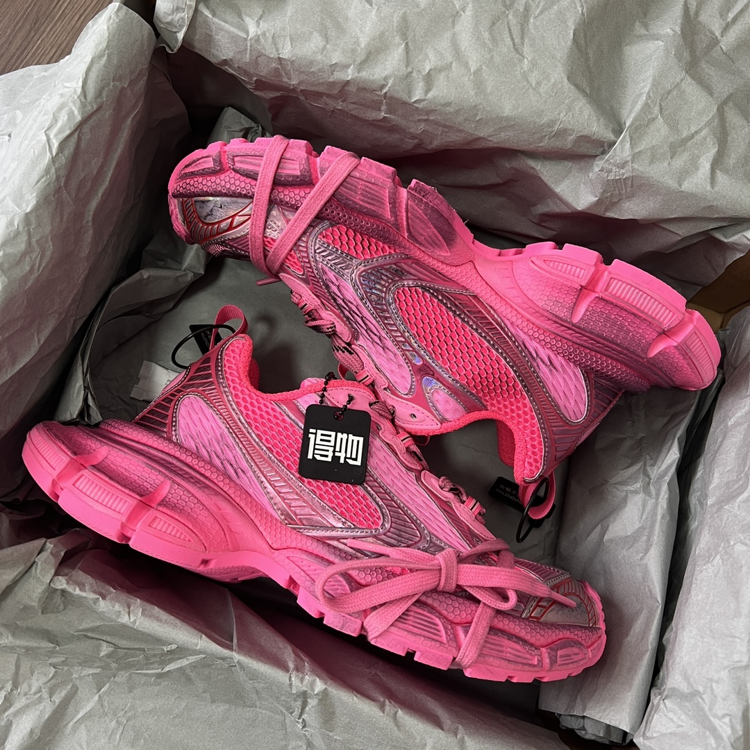 Balenciaga Balenciaga Phantom Sneaker 巴黎世家全新做旧十代玫红潮流跑鞋 在延续 Track Trainer 户外轮廓和复杂鞋面结构的同时