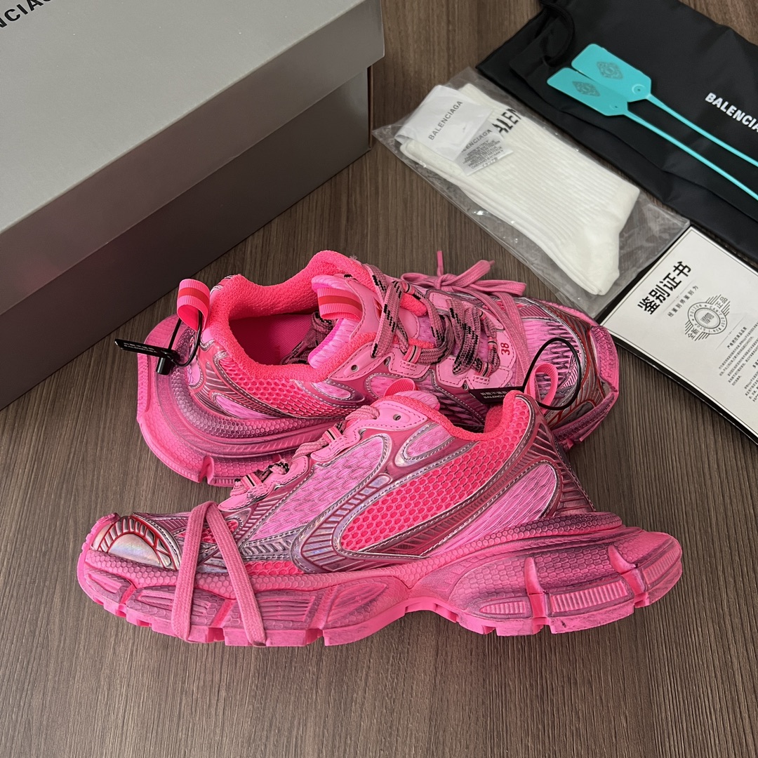 Balenciaga Balenciaga Phantom Sneaker 巴黎世家全新做旧十代玫红潮流跑鞋 在延续 Track Trainer 户外轮廓和复杂鞋面结构的同时