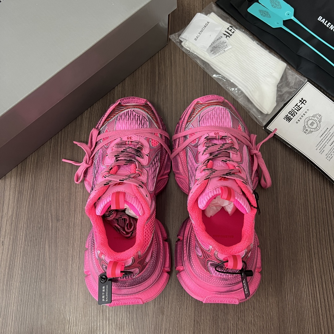 Balenciaga Balenciaga Phantom Sneaker 巴黎世家全新做旧十代玫红潮流跑鞋 在延续 Track Trainer 户外轮廓和复杂鞋面结构的同时