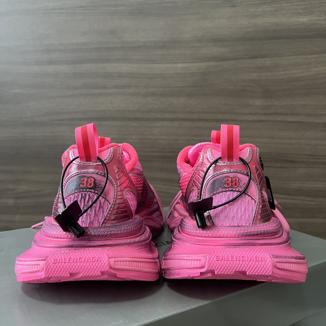 Balenciaga Balenciaga Phantom Sneaker 巴黎世家全新做旧十代玫红潮流跑鞋 在延续 Track Trainer 户外轮廓和复杂鞋面结构的同时