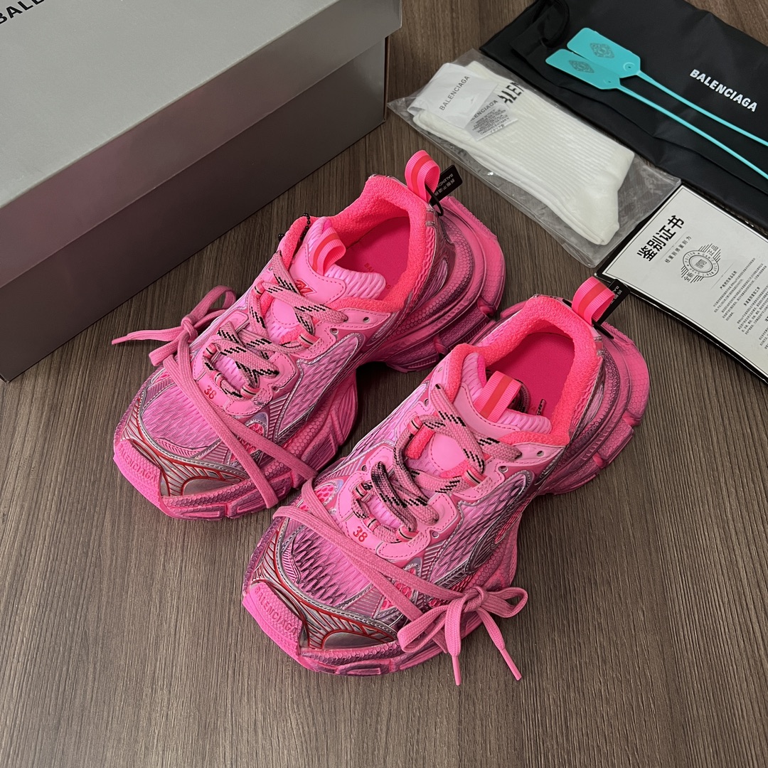 Balenciaga Balenciaga Phantom Sneaker 巴黎世家全新做旧十代玫红潮流跑鞋 在延续 Track Trainer 户外轮廓和复杂鞋面结构的同时