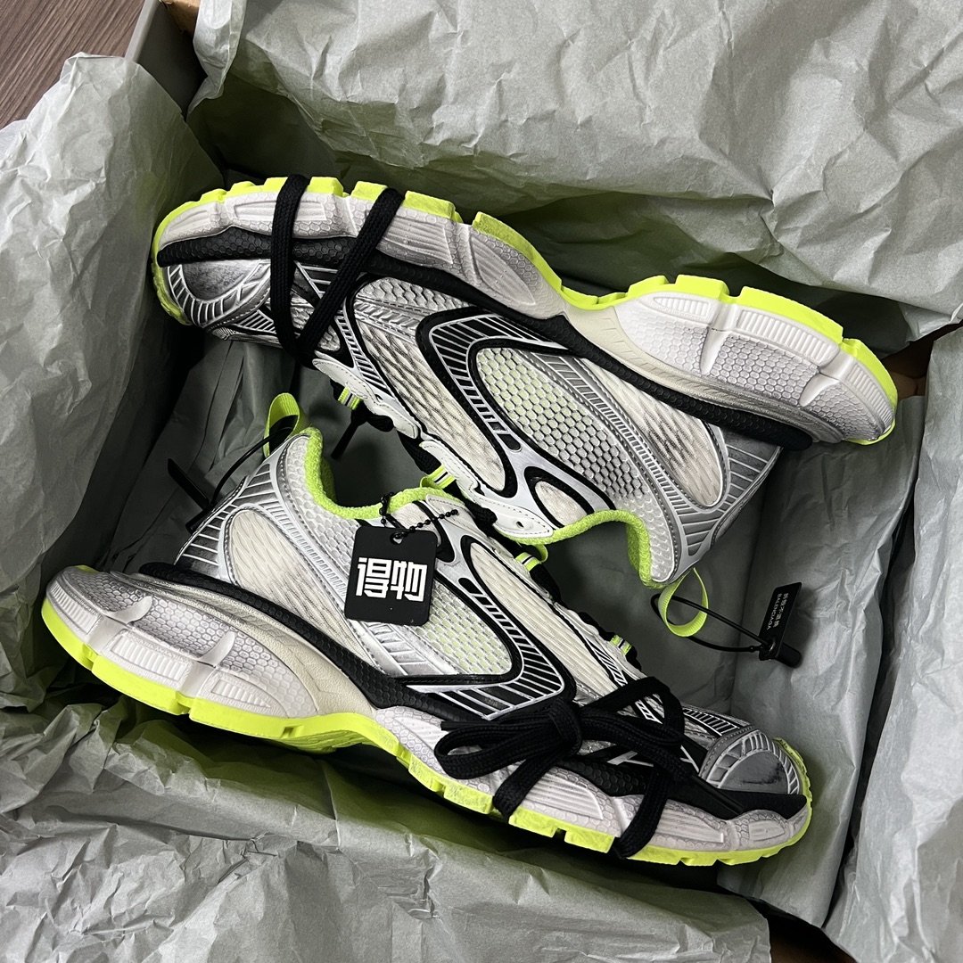 Balenciaga Balenciaga Phantom Sneaker 巴黎世家全新做旧十代白荧光潮流跑鞋 在延续 Track Trainer 户外轮廓和复杂鞋面结构的同时