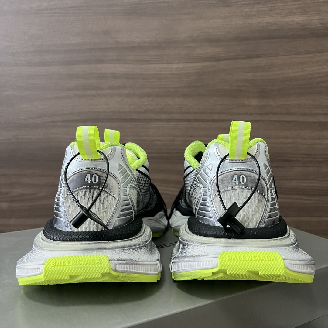 Balenciaga Balenciaga Phantom Sneaker 巴黎世家全新做旧十代白荧光潮流跑鞋 在延续 Track Trainer 户外轮廓和复杂鞋面结构的同时