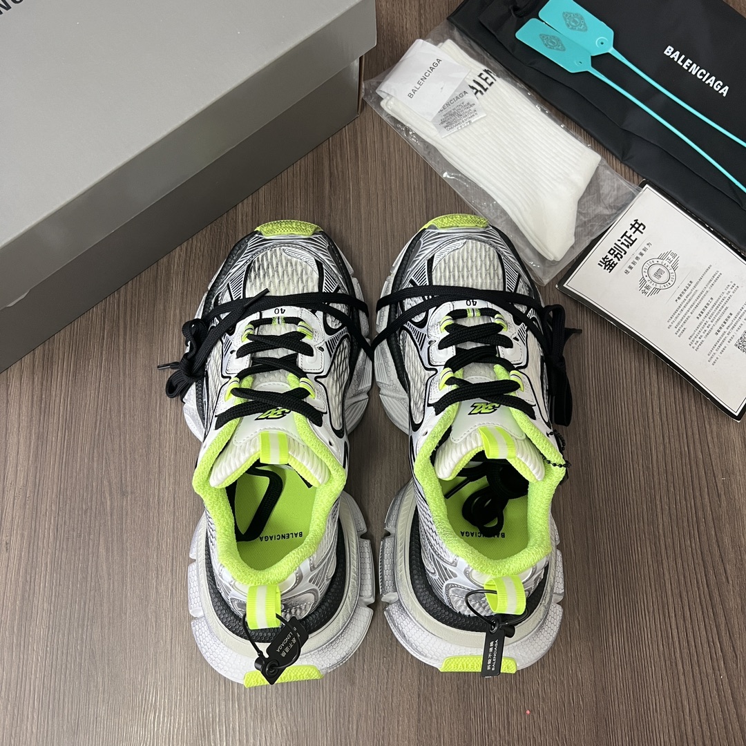 Balenciaga Balenciaga Phantom Sneaker 巴黎世家全新做旧十代白荧光潮流跑鞋 在延续 Track Trainer 户外轮廓和复杂鞋面结构的同时