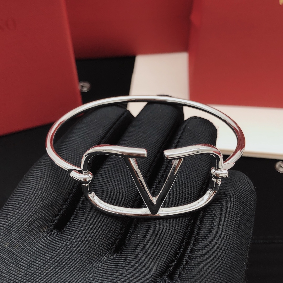 编号VSZ0006
 【ValenTi*o最新款🆕🆕v字手镯光面】一致专柜🆕黄铜材质