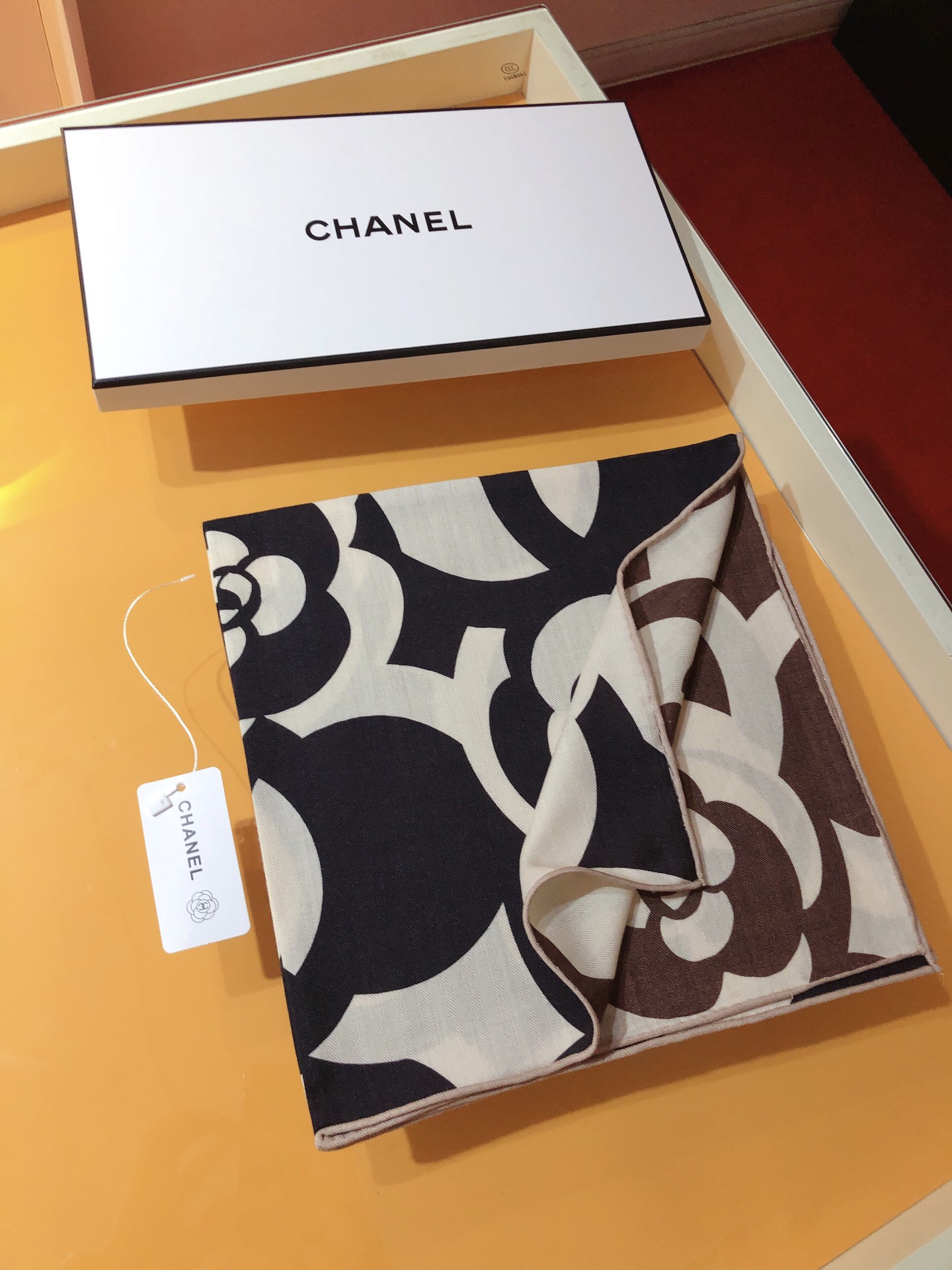 NO:169167,RCC2332 Xiaoxiangjia 70cm double-sided velvet square scarf, this must-have accessory of Xiaoxiang can be worn in various ways and is suitable for any clothing. Whether tied around the neck, or worn as a belt, hairband and headscarf, it is pleasing to the eye. The thickness available in all seasons is super practical, with a smooth and hand-made curly edge!  It is easy to control the two sides with different colors and combinations, and it is the first choice for gifts and self-use!  【70 cashmere 30 silk.70X70cm】, high-version scarf, chanel, real silk19860909RCC2332小香家70cm双面丝绒方巾,这款小香必备配饰可以多种方式佩戴,与任何服饰皆搭配得宜.无论系绕颈间,或作为腰带、束发带及头巾佩戴,皆赏心悦目.四季可用的厚度 ,超实用 ,手感顺滑纯手工卷边！双面不同配色不同配搭轻松驾驭,送礼自用都是首选！【70羊绒 30真丝.70X70cm】,高版本围巾,chanel,real silk,scarf