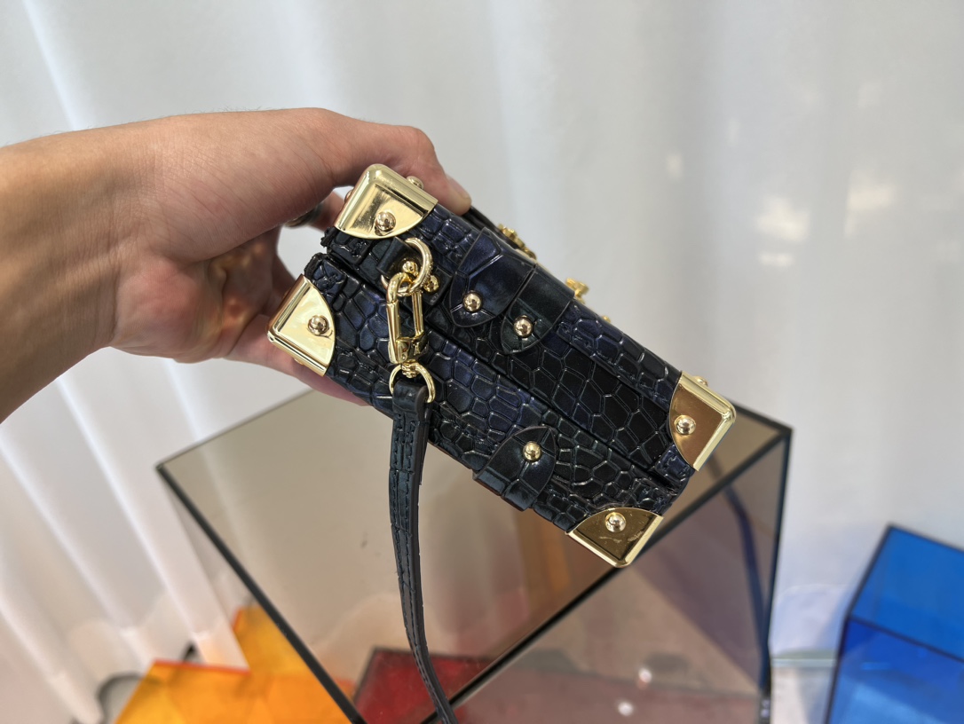 M81604珠光鳄鱼 盒子包箱子系列 PETITE MALLE 手袋 Nicolas Ghesquière 将路易威登经典硬箱浓缩为 3
