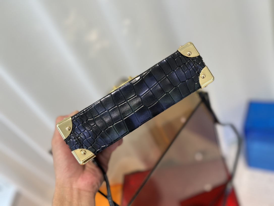 M81604珠光鳄鱼 盒子包箱子系列 PETITE MALLE 手袋 Nicolas Ghesquière 将路易威登经典硬箱浓缩为 4