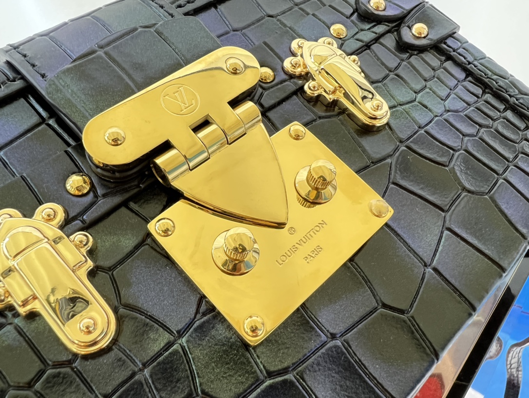 M81604珠光鳄鱼 盒子包箱子系列 PETITE MALLE 手袋 Nicolas Ghesquière 将路易威登经典硬箱浓缩为 6