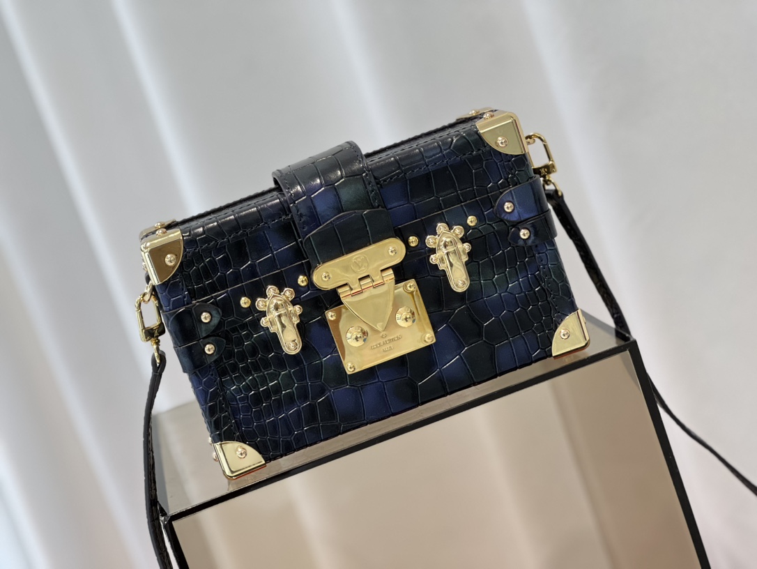 M81604珠光鳄鱼 盒子包箱子系列 PETITE MALLE 手袋 Nicolas Ghesquière 将路易威登经典硬箱浓缩为 2