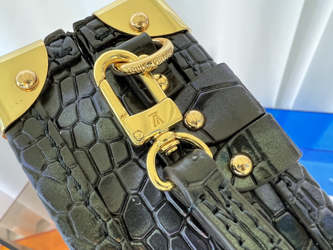 M81604珠光鳄鱼 盒子包箱子系列 PETITE MALLE 手袋 Nicolas Ghesquière 将路易威登经典硬箱浓缩为 7