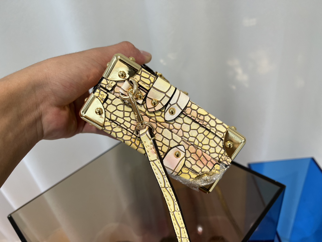 Nicolas Ghesquière reimagines Louis Vuitton’s classic hard trunk in the - Bag 3