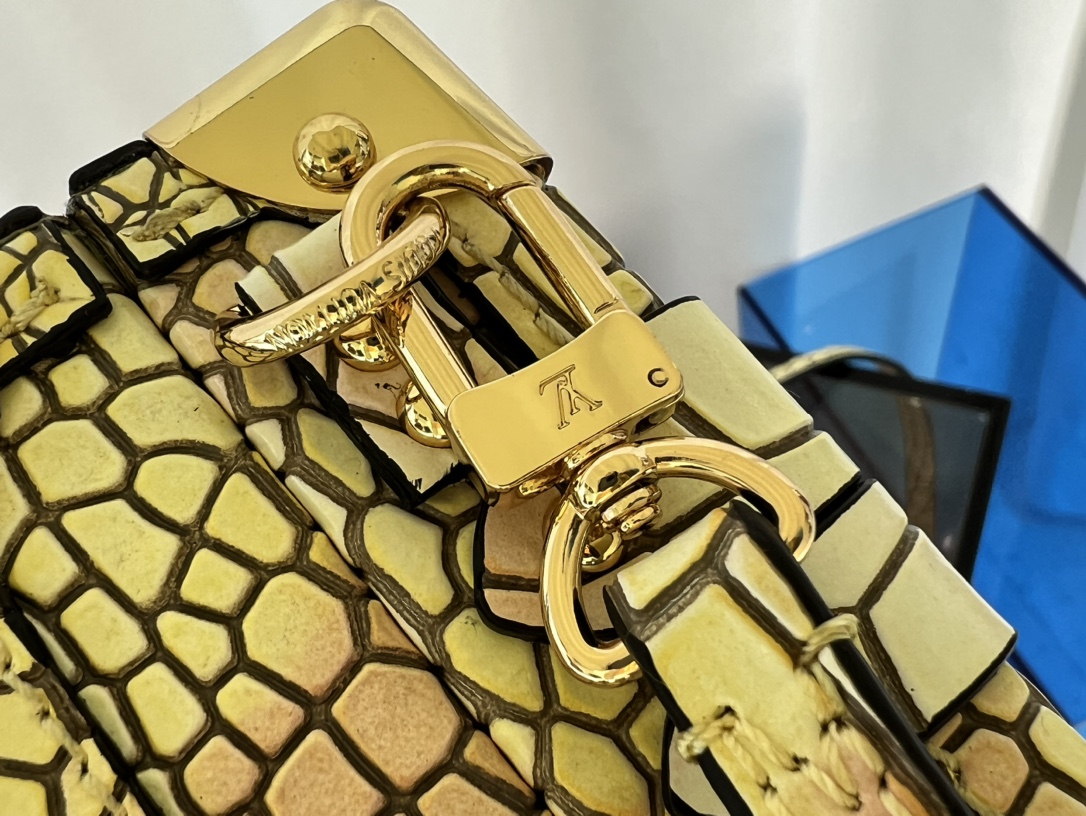 Nicolas Ghesquière reimagines Louis Vuitton’s classic hard trunk in the - Bag 7