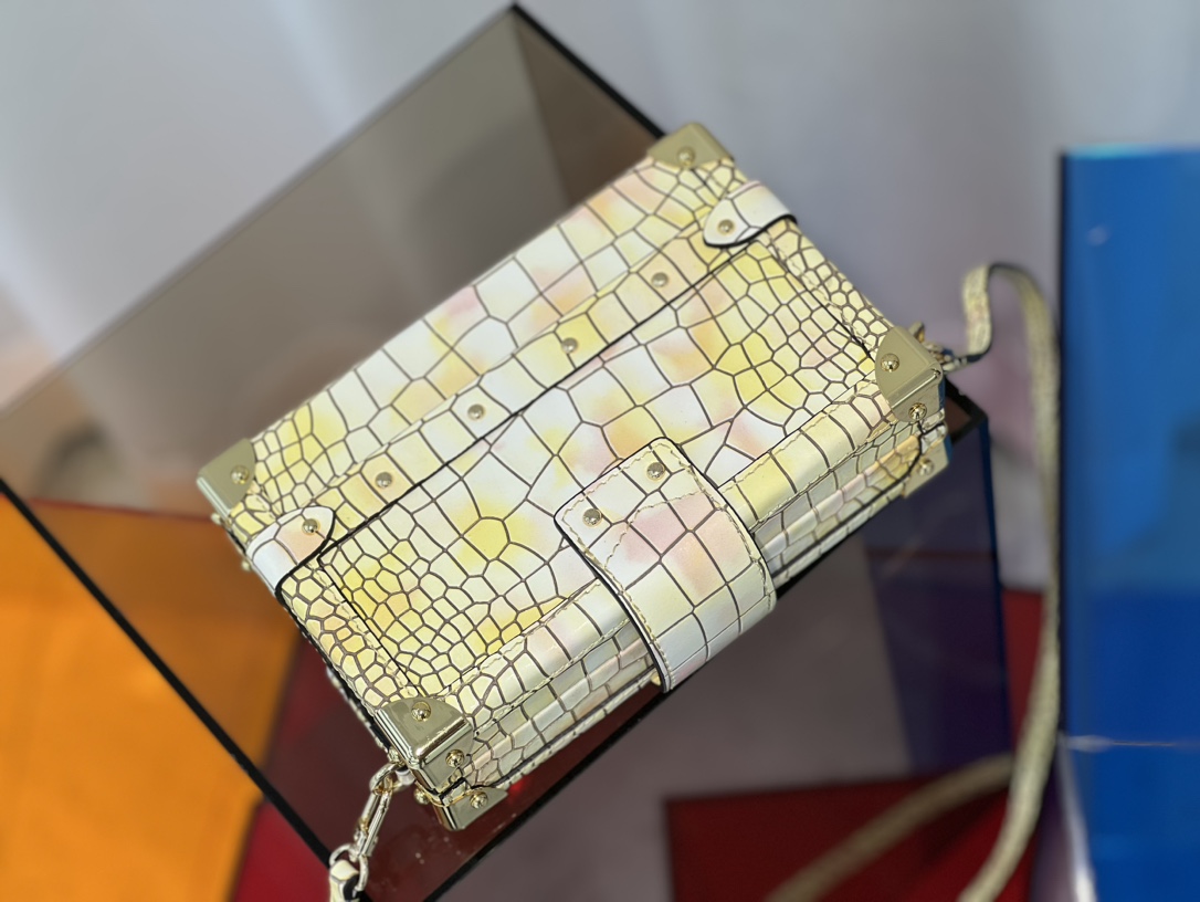 Nicolas Ghesquière reimagines Louis Vuitton’s classic hard trunk in the - Bag 5