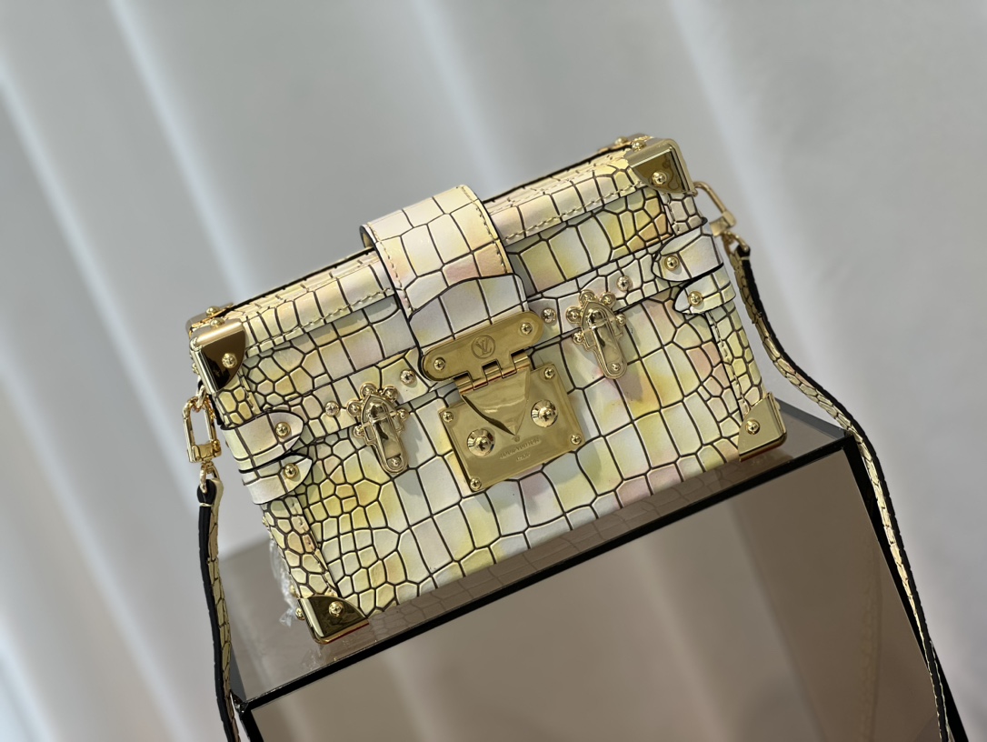 Nicolas Ghesquière reimagines Louis Vuitton’s classic hard trunk in the - Bag 2
