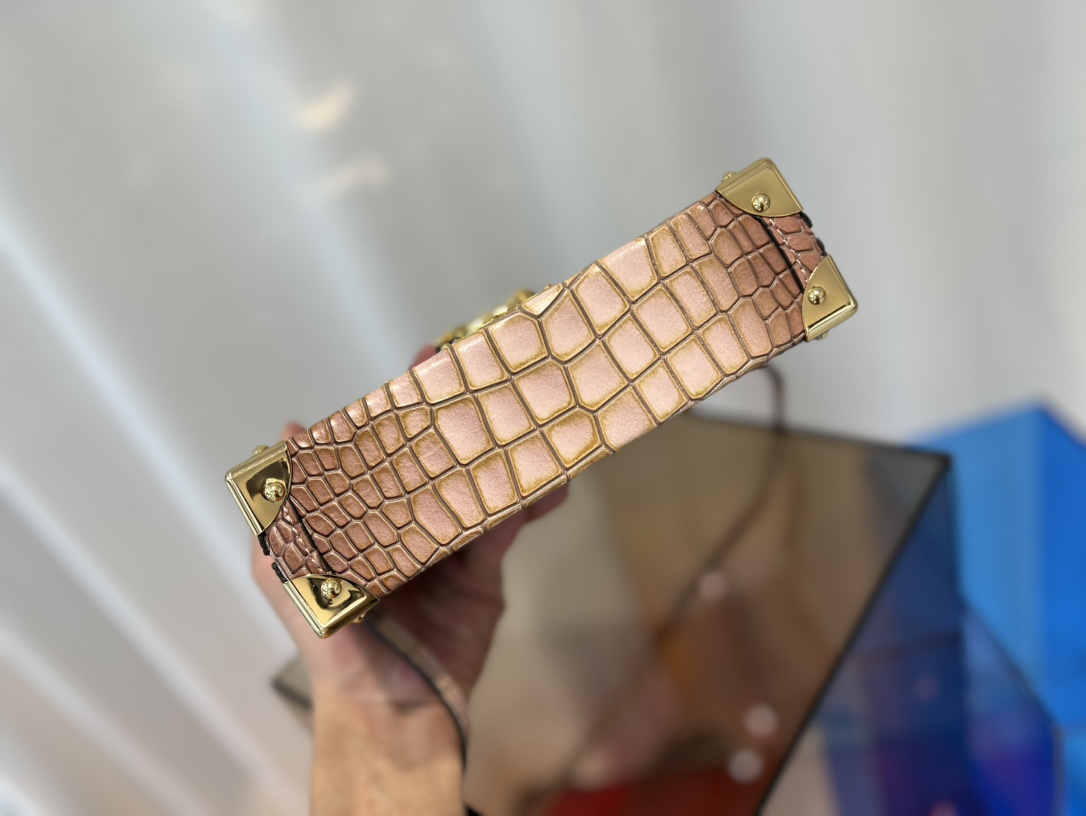 M81976珠光鳄鱼 盒子包箱子系列 PETITE MALLE 手袋 Nicolas Ghesquière 将路易威登经典硬箱浓缩为 4