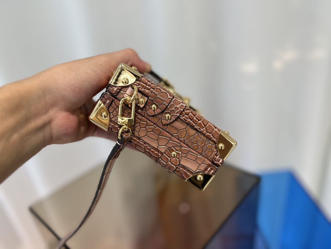 M81976珠光鳄鱼 盒子包箱子系列 PETITE MALLE 手袋 Nicolas Ghesquière 将路易威登经典硬箱浓缩为 3