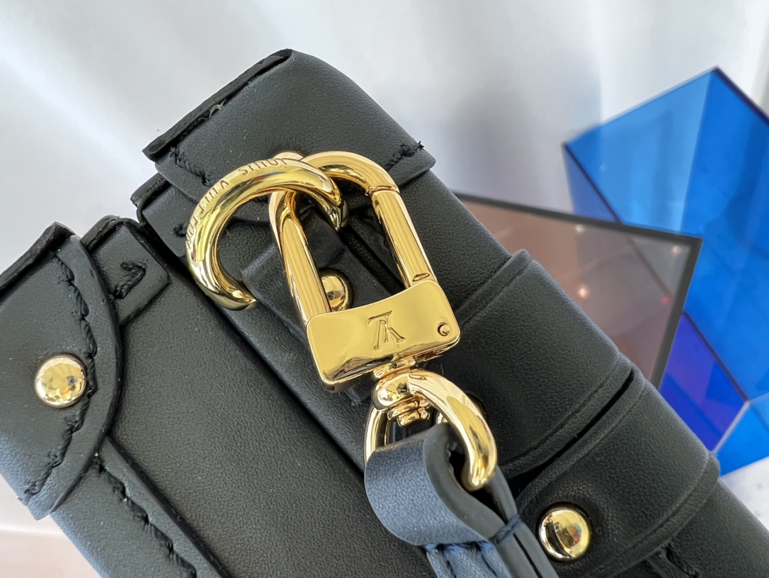 M22882蓝色 盒子包箱子系列 PETITE MALLE 手袋 本款 Petit Malle 手袋出自 Nicolas Ghesquière 7