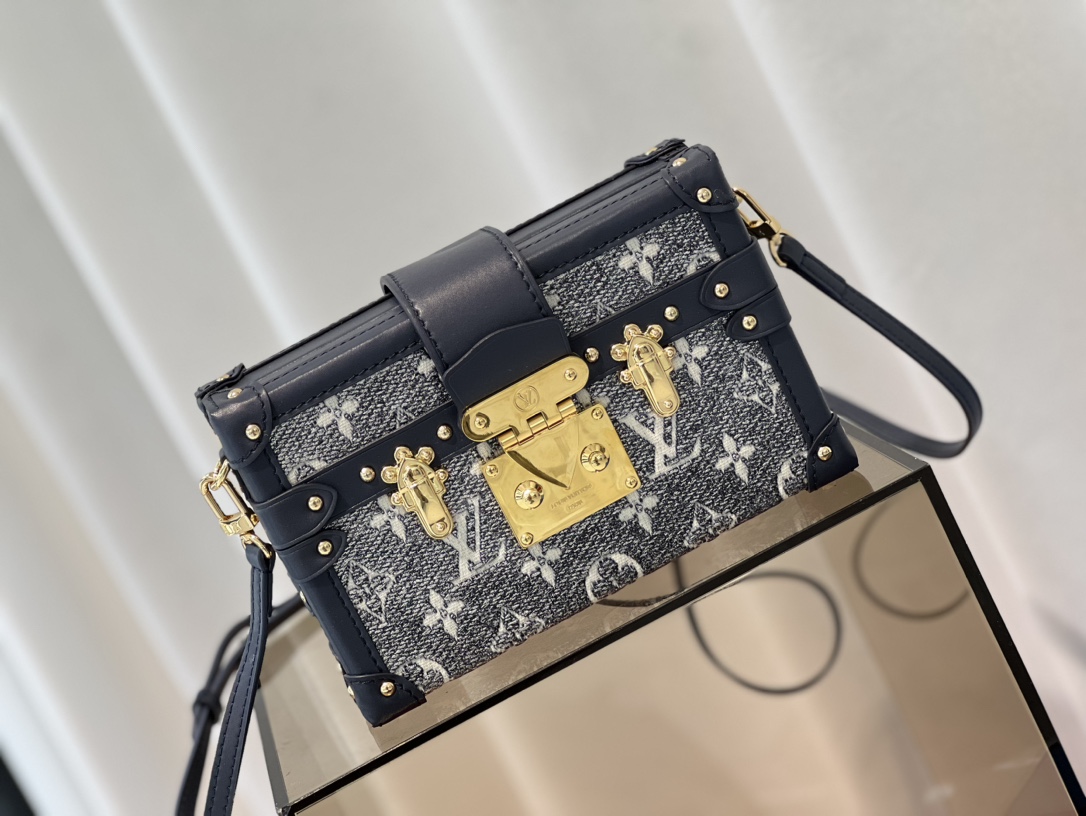 M22882蓝色 盒子包箱子系列 PETITE MALLE 手袋 本款 Petit Malle 手袋出自 Nicolas Ghesquière 2