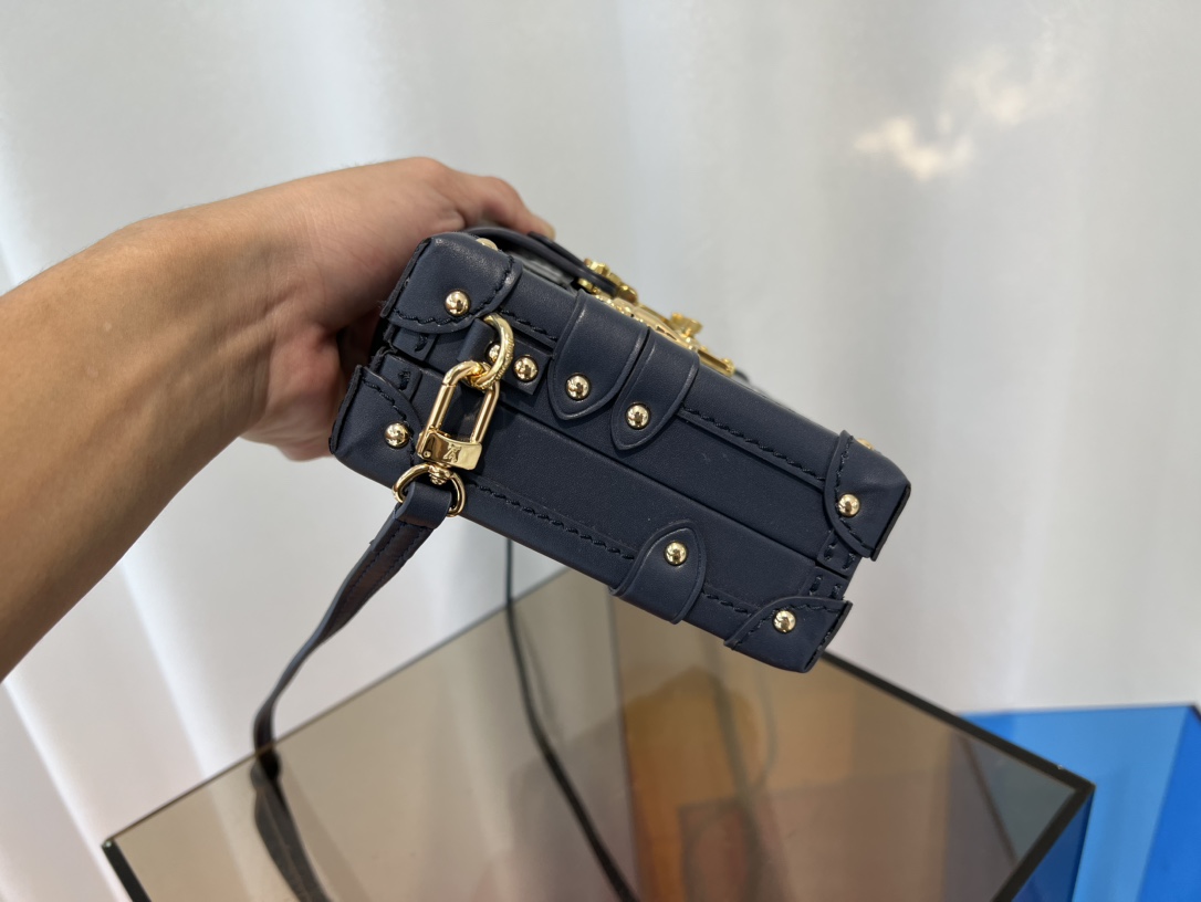 M22882蓝色 盒子包箱子系列 PETITE MALLE 手袋 本款 Petit Malle 手袋出自 Nicolas Ghesquière 3