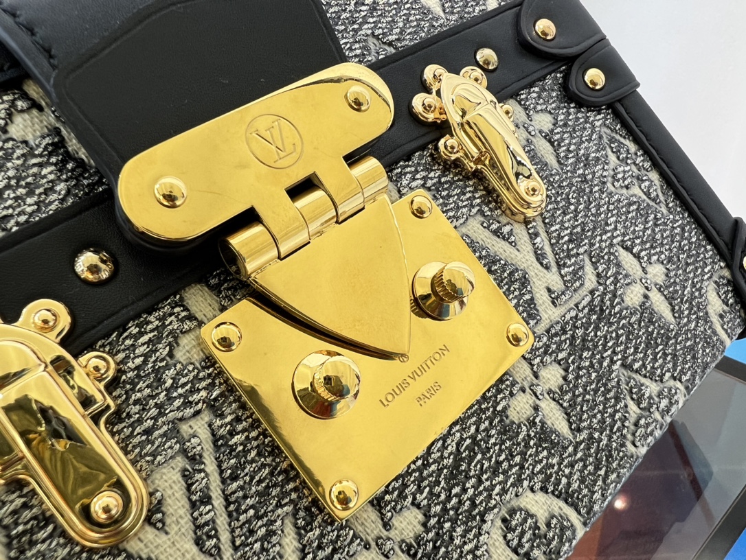 M22882蓝色 盒子包箱子系列 PETITE MALLE 手袋 本款 Petit Malle 手袋出自 Nicolas Ghesquière 6