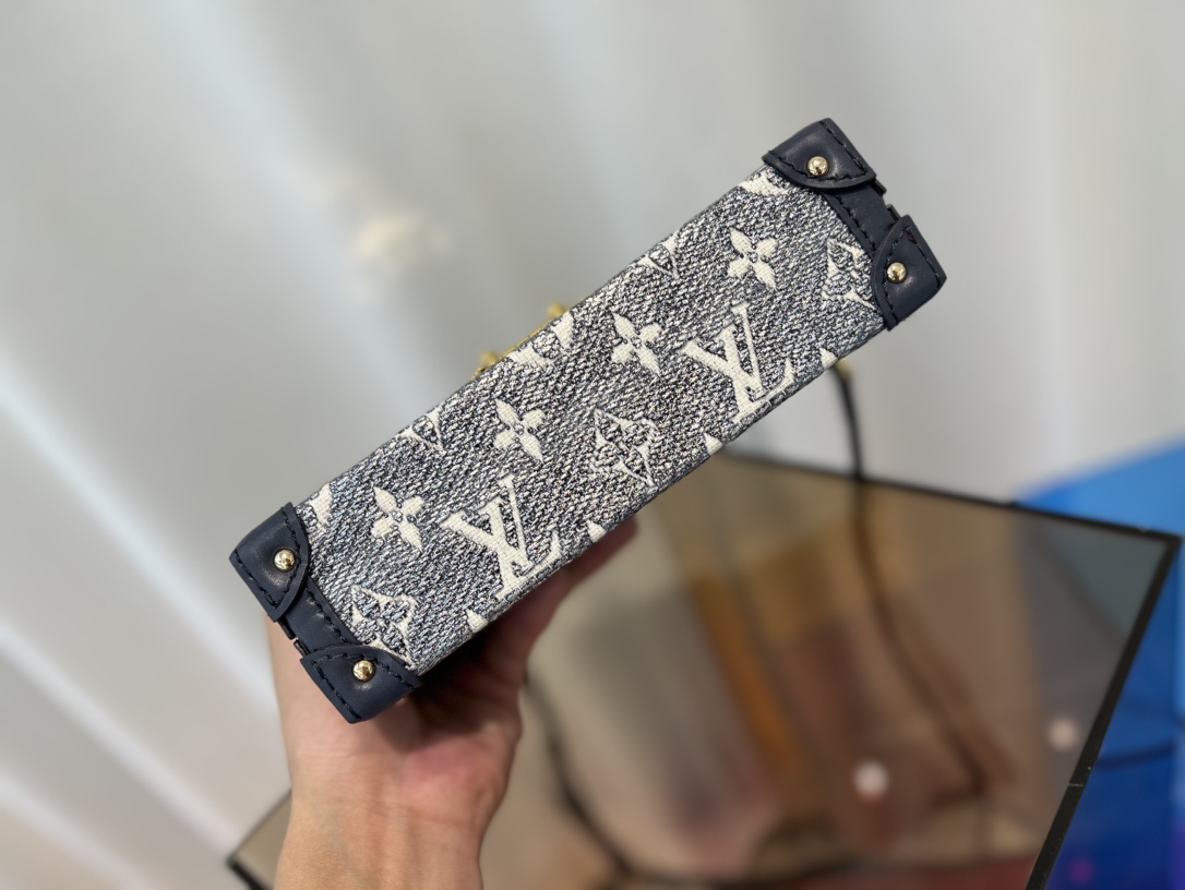 M22882蓝色 盒子包箱子系列 PETITE MALLE 手袋 本款 Petit Malle 手袋出自 Nicolas Ghesquière 4