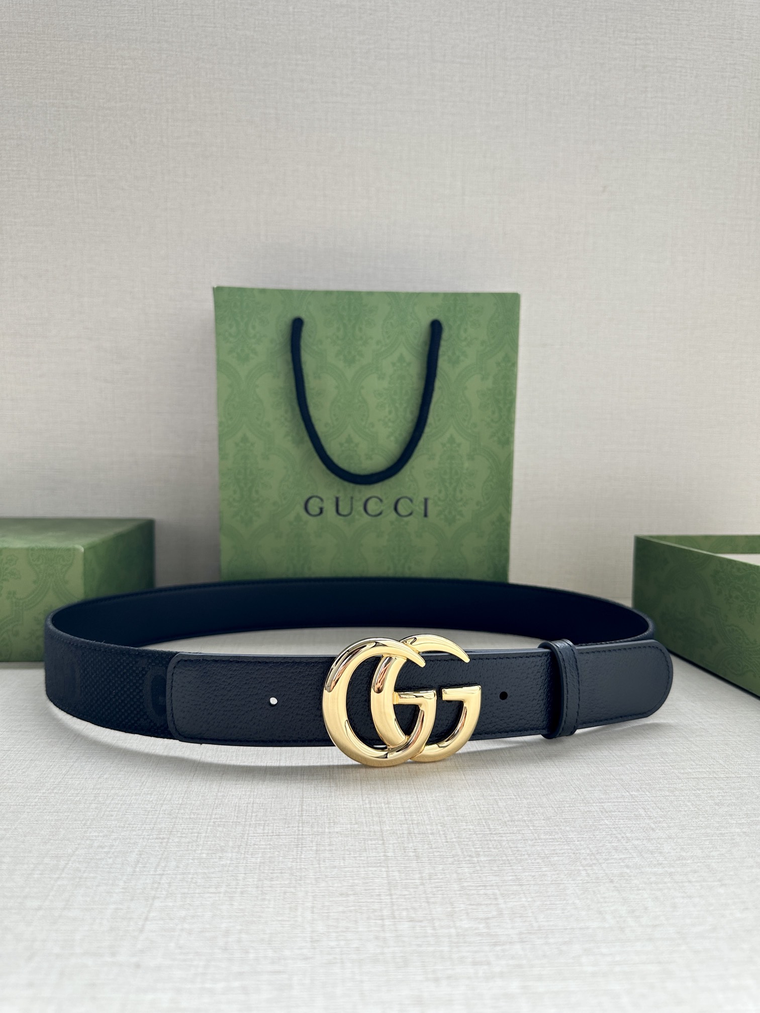 宽度4.0 GUCCI 标志性GG帆布以黑色焕新呈现，传承品牌本源。这款腰带饰有双G细节，钯金色调交织字