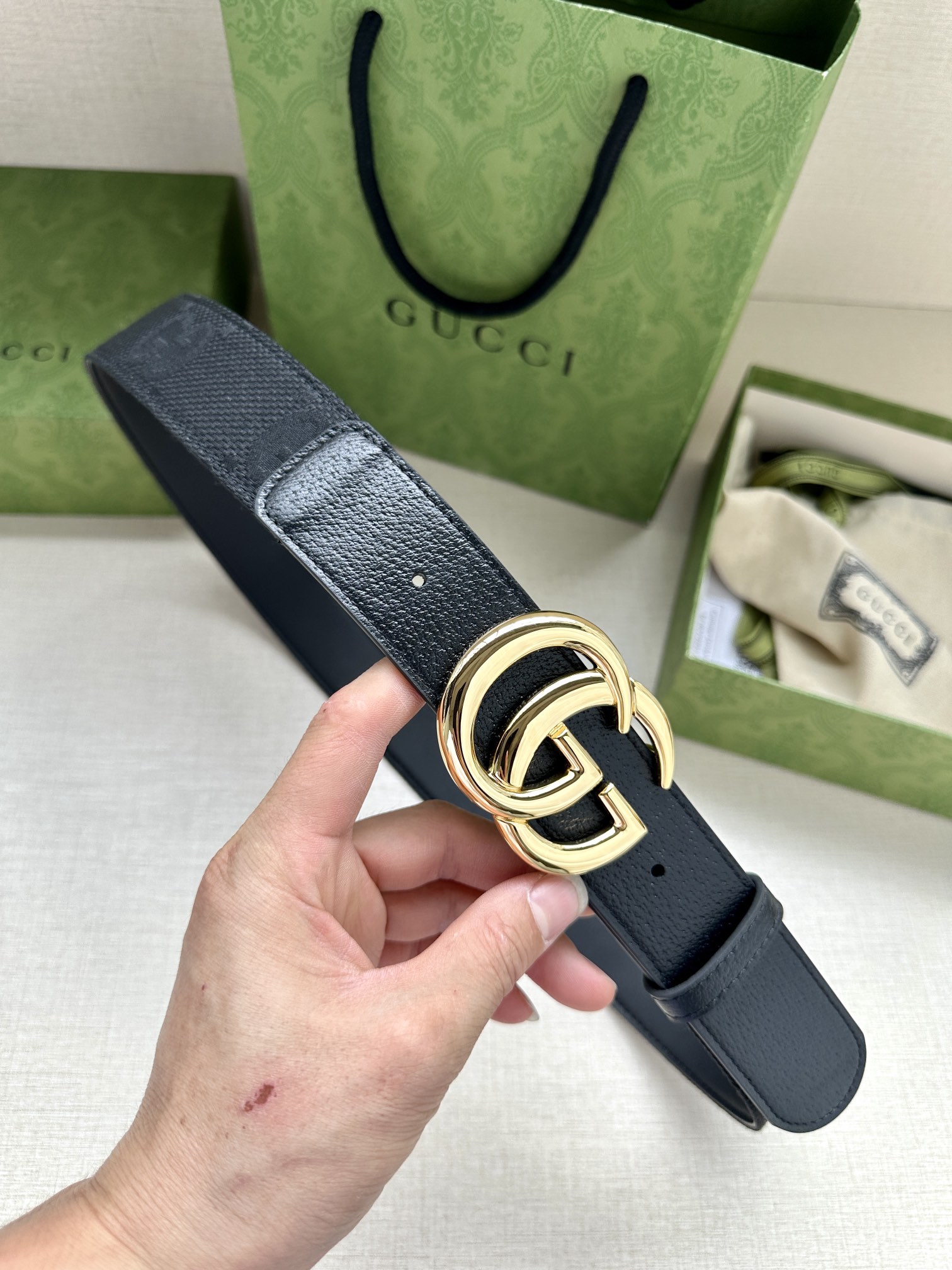 宽度4.0 GUCCI 标志性GG帆布以黑色焕新呈现，传承品牌本源。这款腰带饰有双G细节，钯金色调交织字