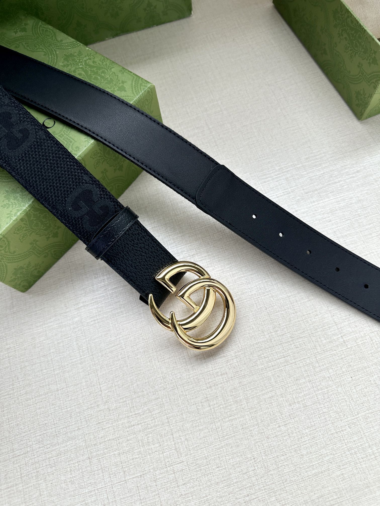 宽度4.0 GUCCI 标志性GG帆布以黑色焕新呈现，传承品牌本源。这款腰带饰有双G细节，钯金色调交织字