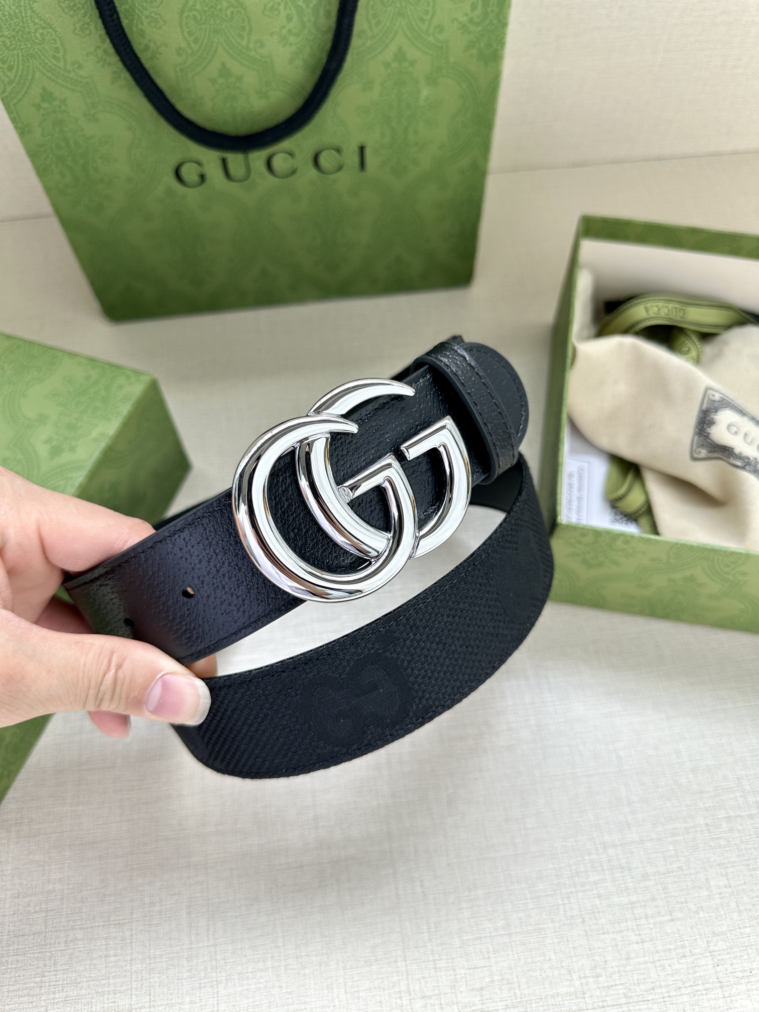 宽度4.0 GUCCI 标志性GG帆布以黑色焕新呈现，传承品牌本源。这款腰带饰有双G细节，钯金色调交织字
