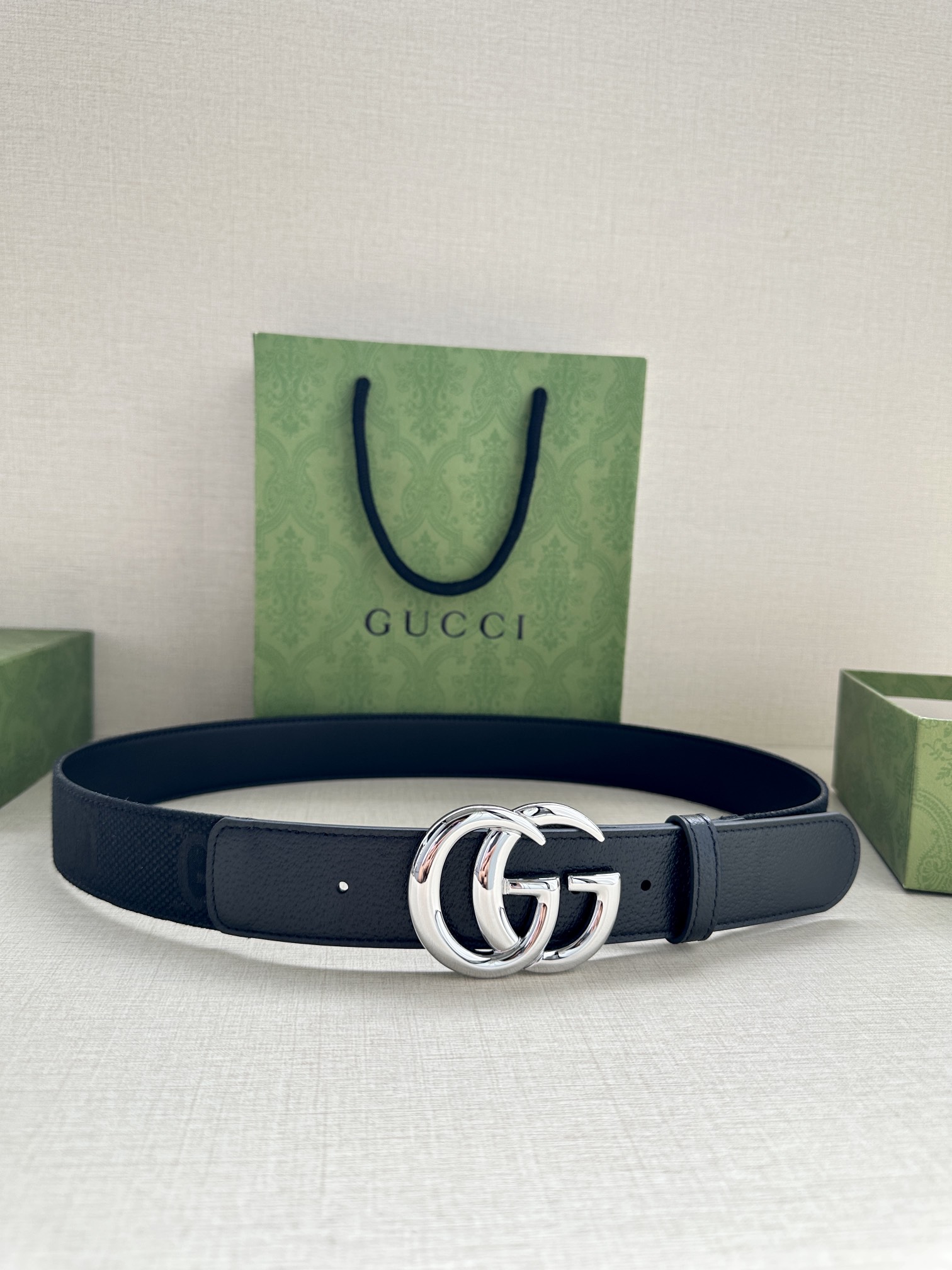 宽度4.0 GUCCI 标志性GG帆布以黑色焕新呈现，传承品牌本源。这款腰带饰有双G细节，钯金色调交织字