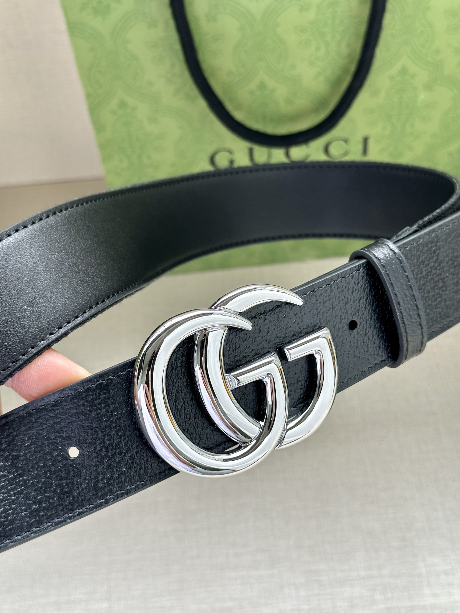 宽度4.0 GUCCI 标志性GG帆布以黑色焕新呈现，传承品牌本源。这款腰带饰有双G细节，钯金色调交织字