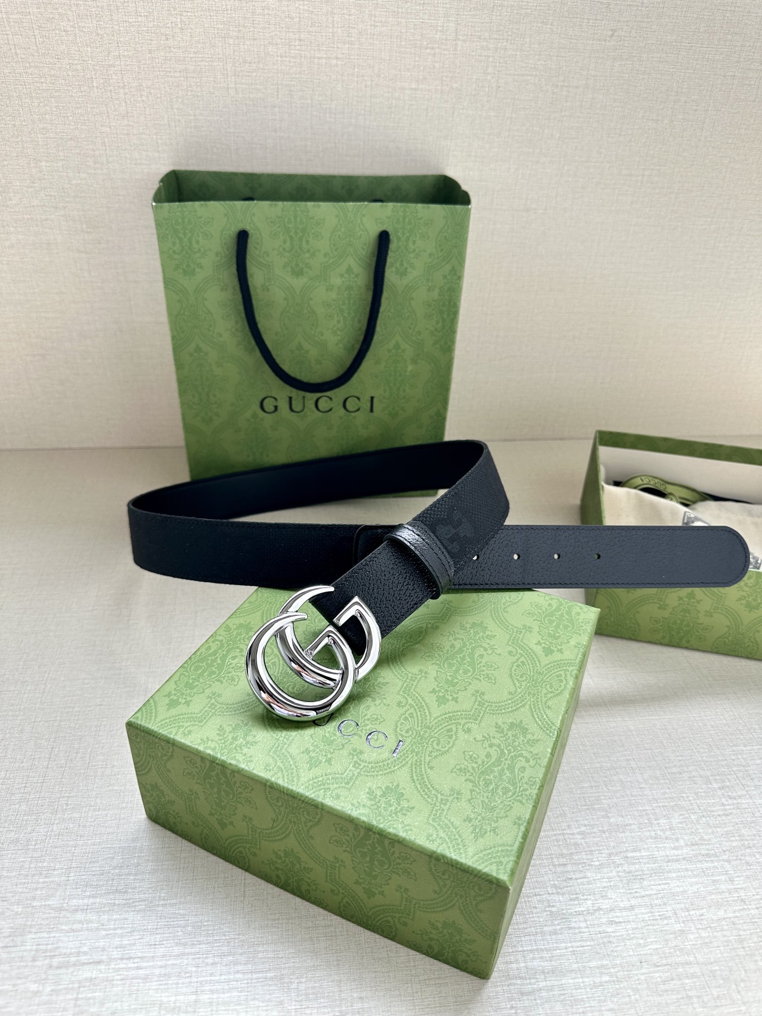 宽度4.0 GUCCI 标志性GG帆布以黑色焕新呈现，传承品牌本源。这款腰带饰有双G细节，钯金色调交织字