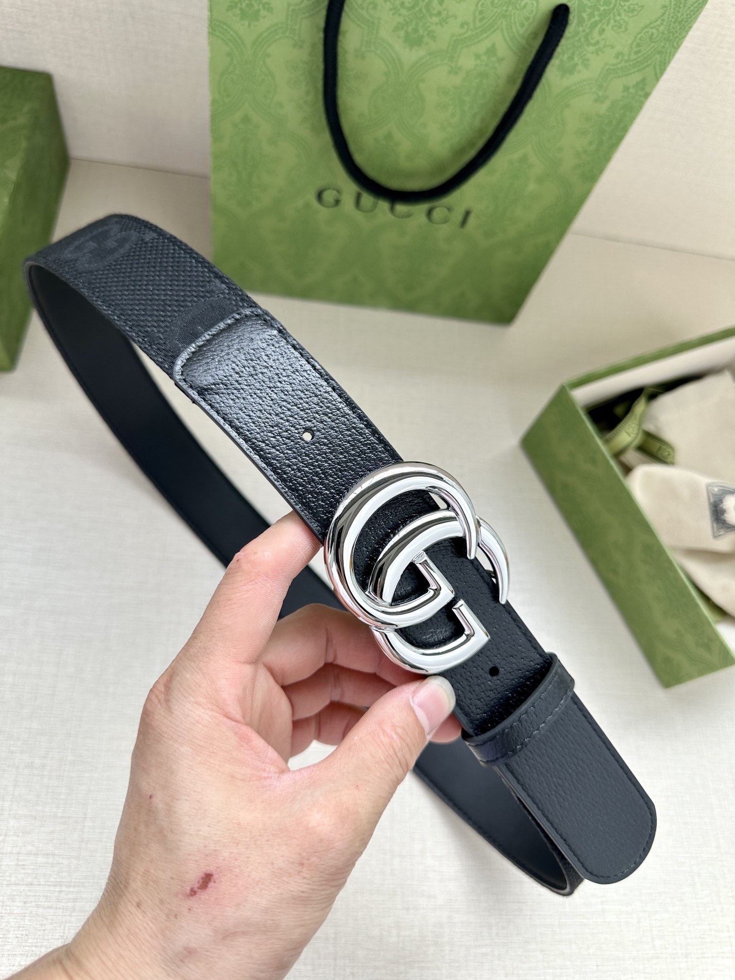 宽度4.0 GUCCI 标志性GG帆布以黑色焕新呈现，传承品牌本源。这款腰带饰有双G细节，钯金色调交织字